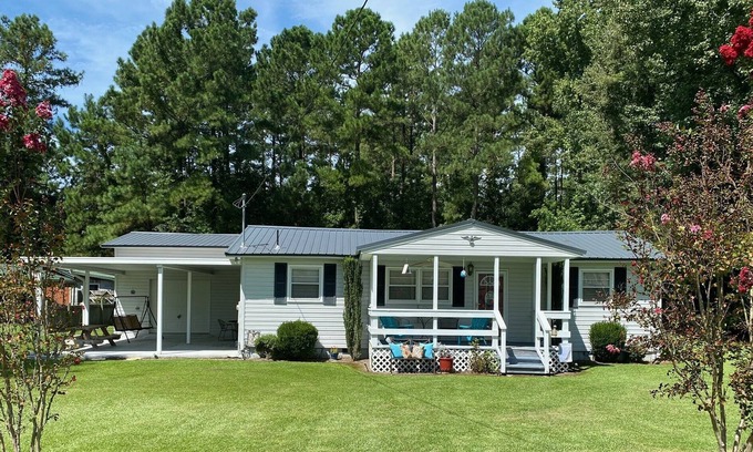 Summerton Casa | Quirky, cozy lake house!