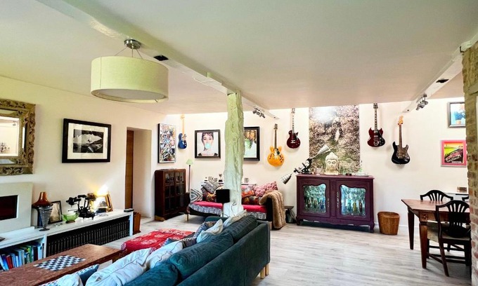 Cherhill Casa | Quirky Luxury Barn Sleeps 8, Pet Friendly