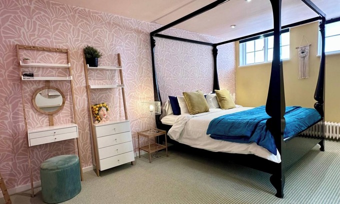 Hove Cabaña | Quirky Seaside Family Cottage, walk to the waves!