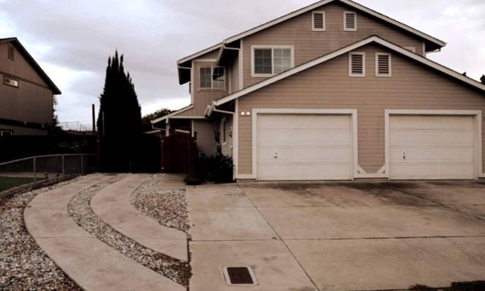 Brentwood Casa | Quite 3 bedroom 1.5 bathroom 2 story house