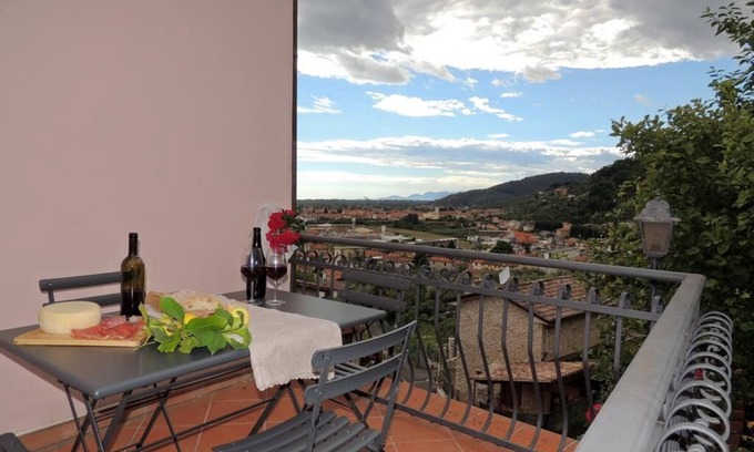 Seravezza Apartamento | Quite, exclusive apartment, sea view, garden with bbq, equipped terrace