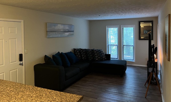 Hoover Apartamento | Quite one bedroom, five minutes to entertainment and shopping