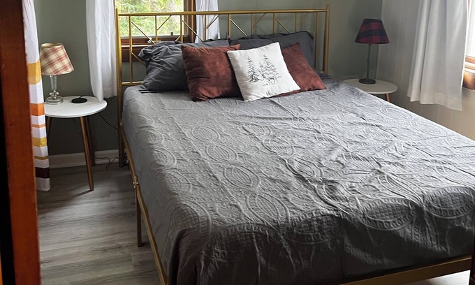 St Germain Cabina | Quite vintage cabin 2 bedroom and 1 bath in the St. Germain area. Pet friendly.