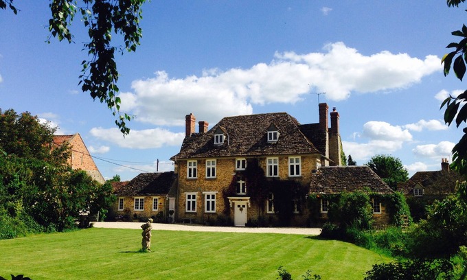 Buscot Casa | QUNITESSENITALLY ENGLISH MANOR SLEEPS 20 , HOT TUB, BBQ, WILD SWIMMING , BOATING