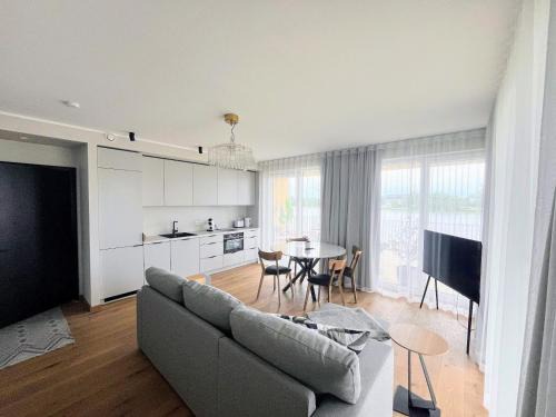 Parnu Apartamento | Rääma 7D-2 suure rõduga kahetoaline külaliskorter Pärnu jõe ääres