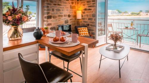 Larmor-Plage Apartamento | RÉF 236 - LARMOR-PLAGE type 2 avec 3 balcons pleine vue mer et au pied du centre