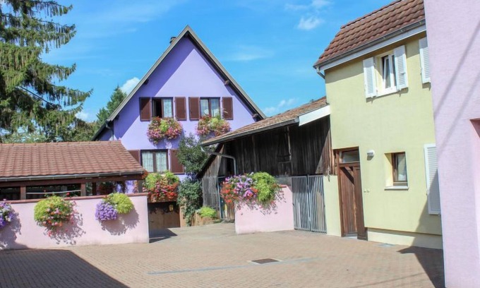 Marckolsheim Apartamento | Résidence jaune et rose by Interhome
