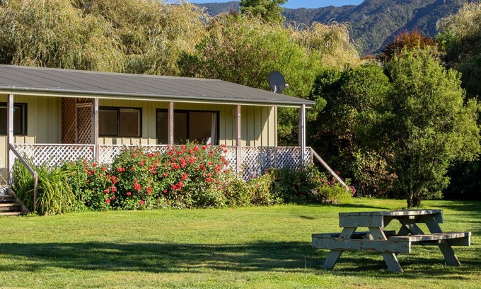 Marahau Casa | R?T? COTTAGE - M?RAHAU HOLIDAY UNIT, with a garden in Marahau