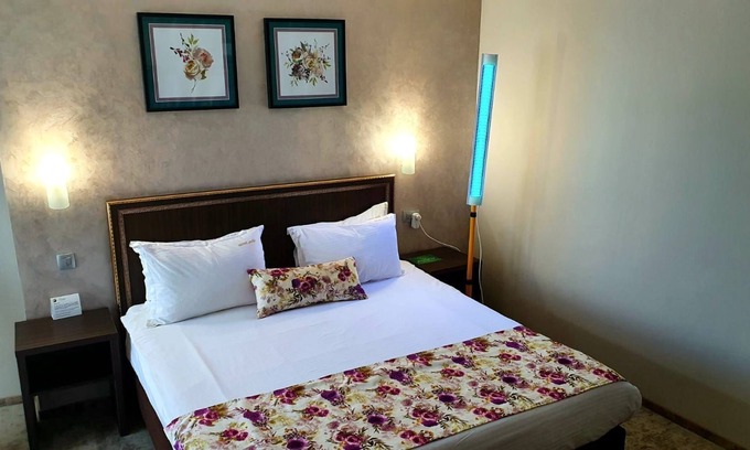Craiova Apartamento | R 1116 David’s Deluxe Double Room With Break Fast, Mini-Bar & Guest Laundry