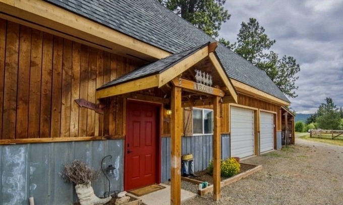 Cle Elum Casa | R & R Retreat - 2 houses, 1 trailer hook up. Bring your dogs & horses!