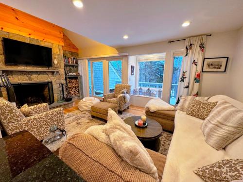Bretton Woods Casa | R20 luxury ski-in/out townhome in Bretton Woods next to beginner ski trail!