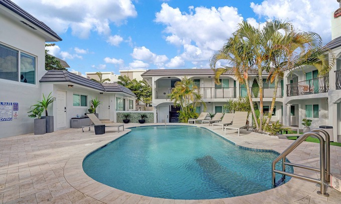 Pompano Beach Apartamento | RA Suites by DesignedVR