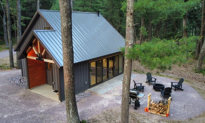 Wisconsin Dells Cabina | Raccoon Cabin @ Orange Tractor Retreat: a new, modern cabin on 40 private acres