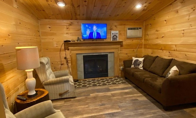 Chestertown Cabina | Raccoon Retreat, Cabaña Adirondack de 2 habitaciones y 1 baño, con capacidad para 6 personas