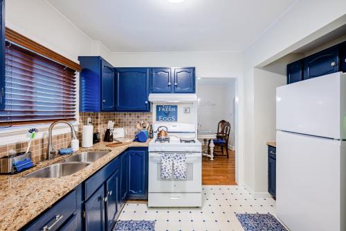 Toledo Casa | Rachel's Private Hideaway with king bed, kitchen, laundry, parking and big yard