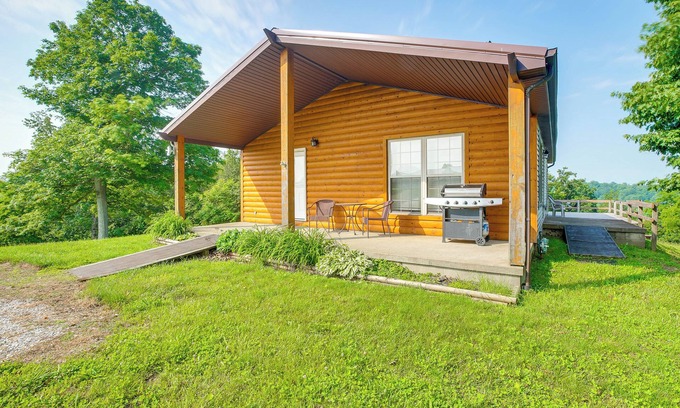 West Columbia Cabina | Racine Vacation Rental 25 Mi to Athens!