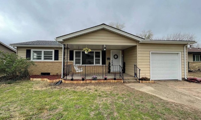 Wichita Casa | Radian Ranch - 2 Kings, Near Derby - Fenced Yard - Pet Friendly.