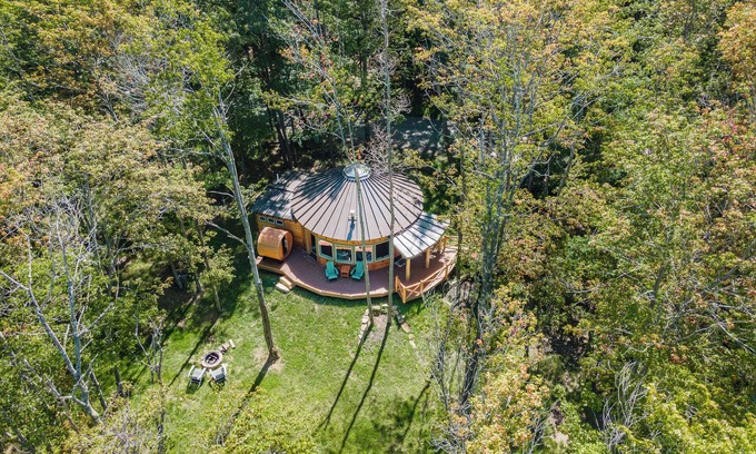 Thayerville Cabina | New! Yellowstone Yurt: Lake Area, Gas Fireplace, Sauna!