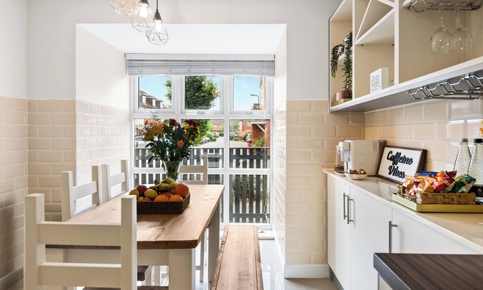 Slough Casa | Radiant Retreat Ideal for LegoLand, Windsor, & LHR