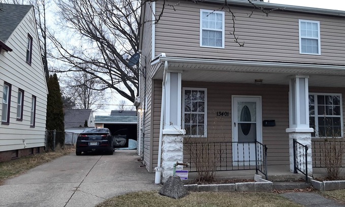 Garfield Heights Casa | Radiant Rockside Retreat, Fast internet, Self-check in, 3 bdrm, office, garage.