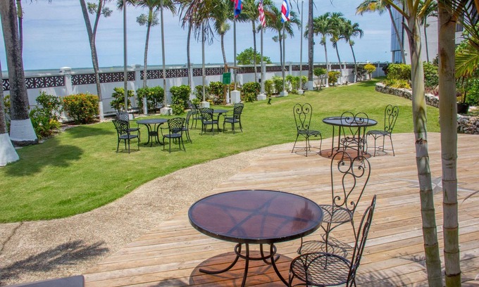 Fuerte George Hotel | Radisson Fort George Hotel and Marina