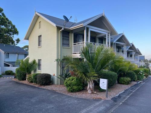 Cams Wharf Casa | Raffertys Resort Lakeside Terrace Plus 5 Star