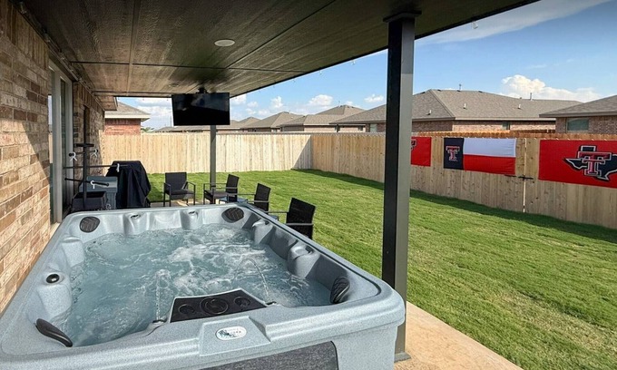 Lubbock Complejo | Raider Resort ~ Hot Tub, Arcade, and Luxury for 14 Guests in Red Raider Land