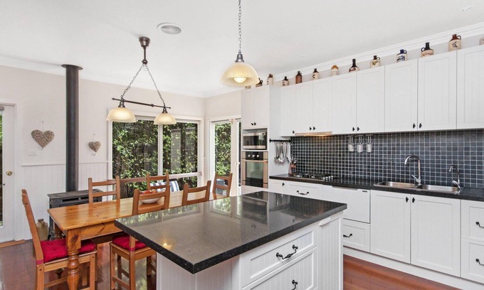 Port Fairy Cabaña | Railway Cottage - propiedad histórica renovada con estilo al otro lado de la carretera desde el río Moyne