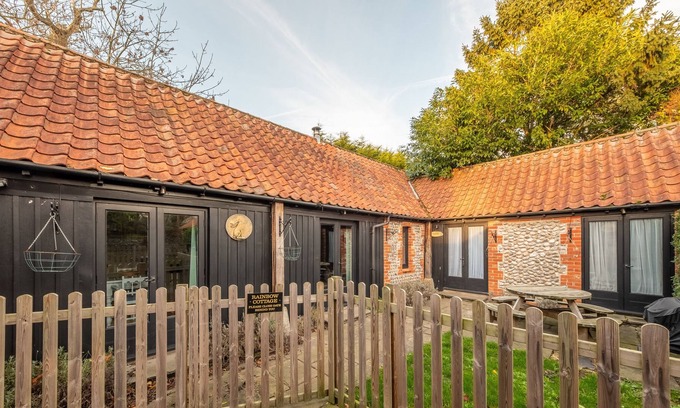 Roughton Apartamento | Rainbow cottage is a beautiful semi-detached barn conversion which retains all its original characte
