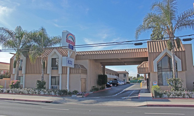 Southwest Anaheim Hotel | Rainbow Inn - Near Adventure City