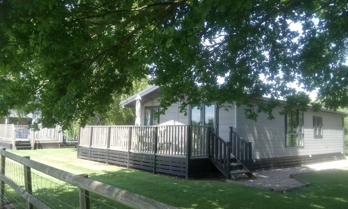 Romney Marsh Casa | Rainbow Petty Lodge - Modern Pine lodge - Stay in the gorgeous Kent countryside