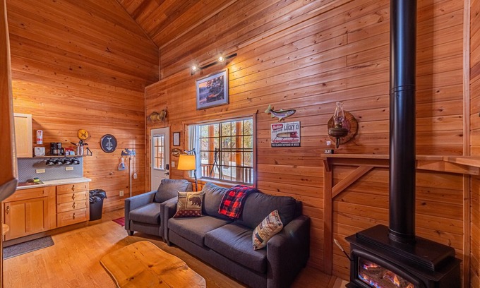 Christopher Creek Cabina | Rainbow Trout Cabin quick drive to fishing lakes, backs forest, kitchen heat+AC