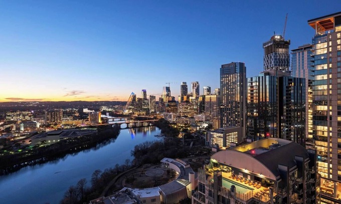 Waller Creek District Condominio | Rainey St. Penthouse - Luxe Design & Skyline Views