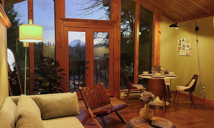 Mirrormont Cabina | Rainier View Lodge - Mountain View Suite in Scenic Issaquah\New Listing Discount