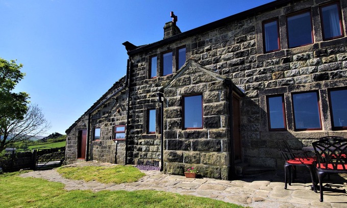Todmorden Cabaña | RAKE HEY FARM, pet friendly, character holiday cottage in Todmorden