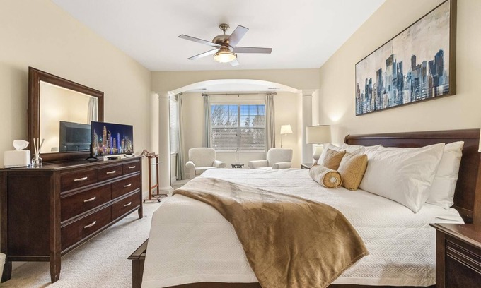 Brier Creek Country Club Condominio | Raleigh luxurious Garage Pool Hot Tub Golf Elevator Airport Resort Shopping