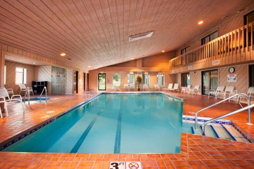 Lake Delton Hotel | Ramada by Wyndham Wisconsin Dells I-90