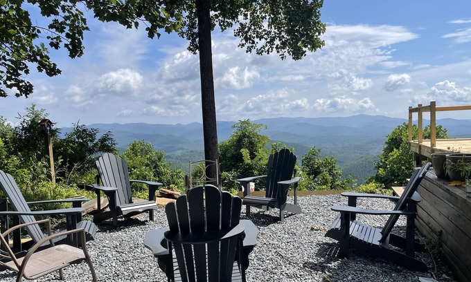 Bostic Casa | Rambling Rose Creekside Retreat near Asheville and Lake Lure