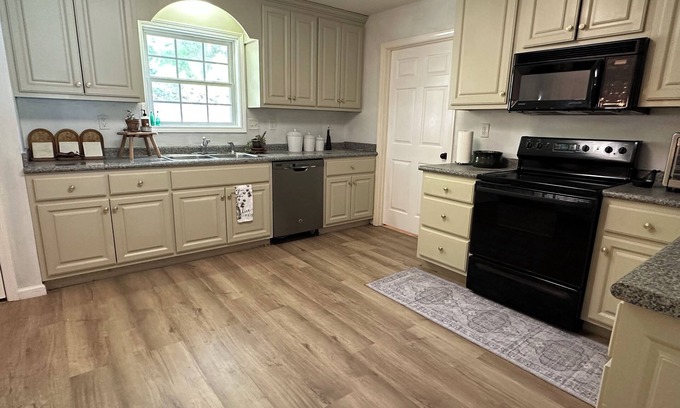 Northport Casa | The whole family will enjoy this stylish place!2 bedrooms/ 2 bathrooms-sleeps 7.