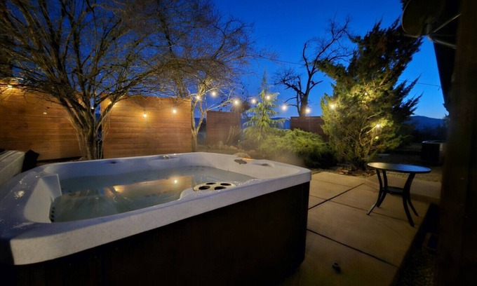 Eagle Point Cabina | Spacious Ranch Cabin w/Private Hot Tub near Medford, OR
