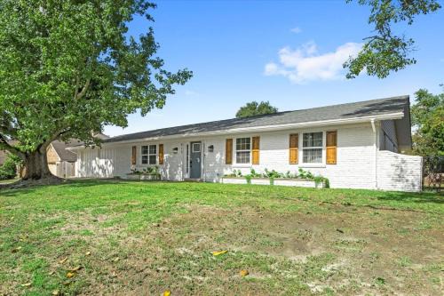 Gulfport Casa | Ranch Home Gem 5BR Home Sleeps 12 with Game Room