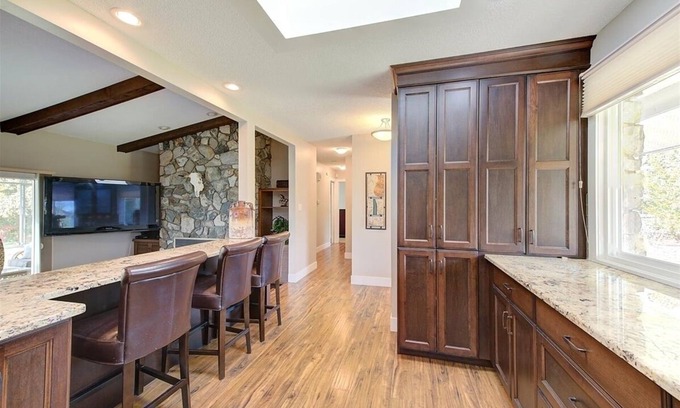Central Okanagan Casa | Ranch House. Close to Vineyards, Kangaroo Farm, Horse Riding School and Beaches