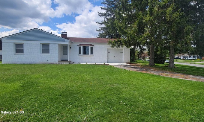Reynoldsburg Casa | Ranch style 3 bedroom and 2 full bathroom home, fully furnished and remodeled.