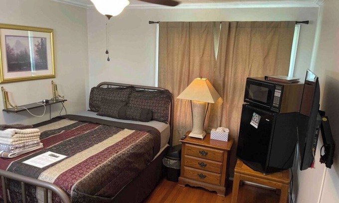 Sanford Casa | Ranch style brick home (Private room)