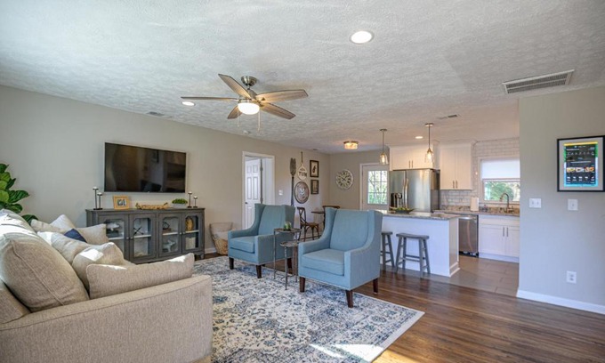 Addison Heights Casa | Ranch Style Home & Plenty Of BKYD Space Near KSU