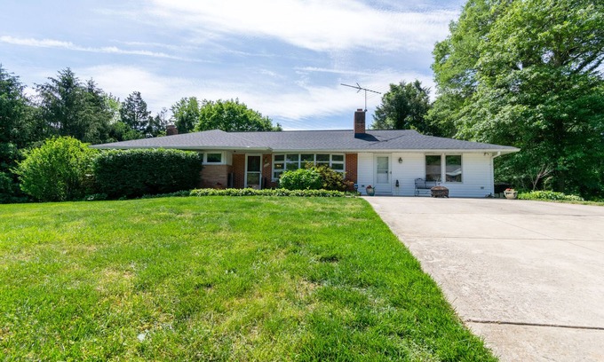 Simpsonville Casa | Rancher, pets welcome, Wash/Balt/Annplis family friendly Pool table, deck, river