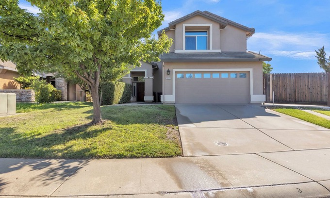 Rancho Cordova Casa | Rancho Heaven! Two-story 4bed 3bath Charming Home with fenced large backyard