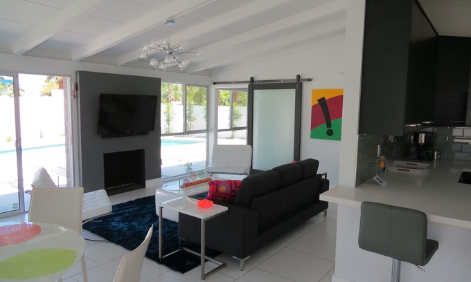 Magnesia Falls Cove Casa | Rancho Mirage Elegancia moderna de mediados de siglo