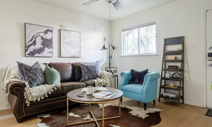 North University Apartamento | Rancho | Modern Rustic Vibes | Central Austin