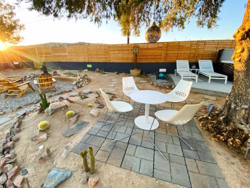 Twentynine Palms Casa | Rancho Relaxo - hot tub, fire pit, open air bath and comfy beds